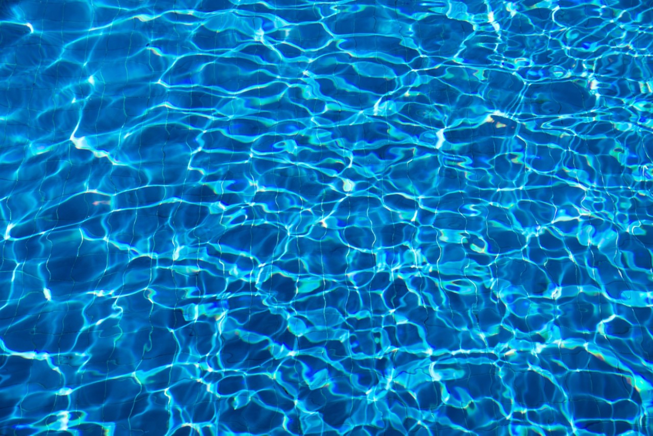 特写的蓝色反射涟漪水在游泳池