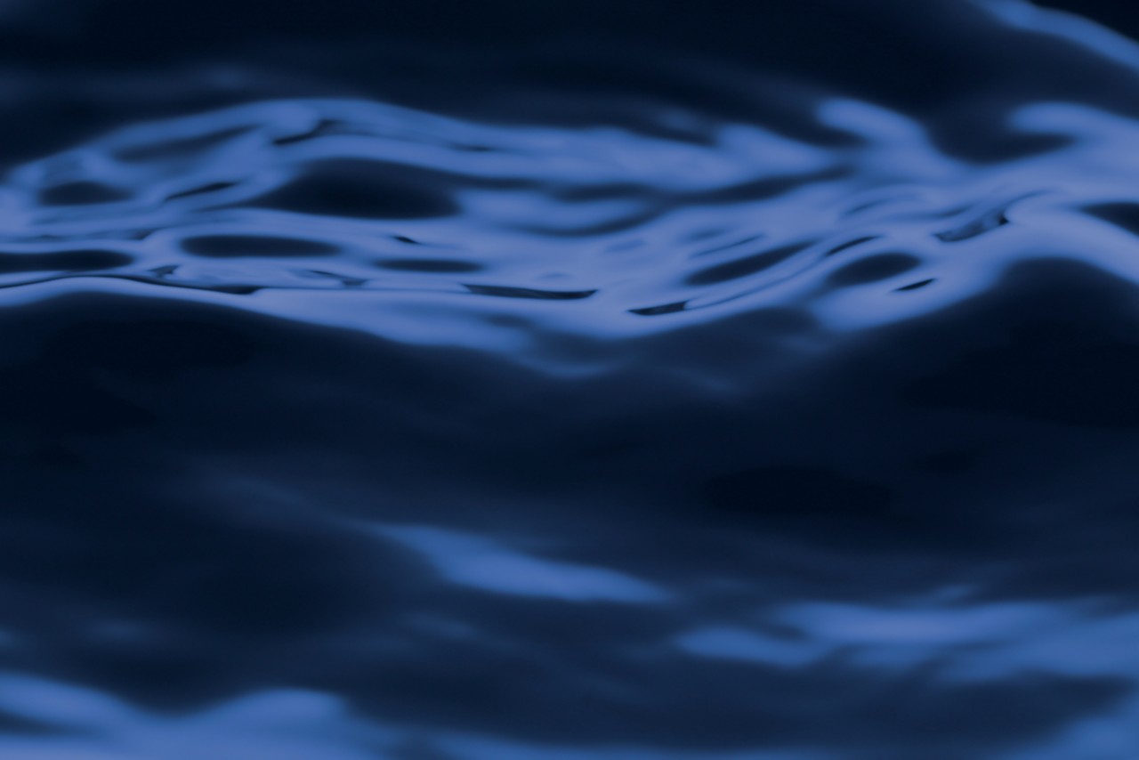 黑-蓝-水-波-在-晚上近水平- 5472 x3648 -图像-文件- 674367860