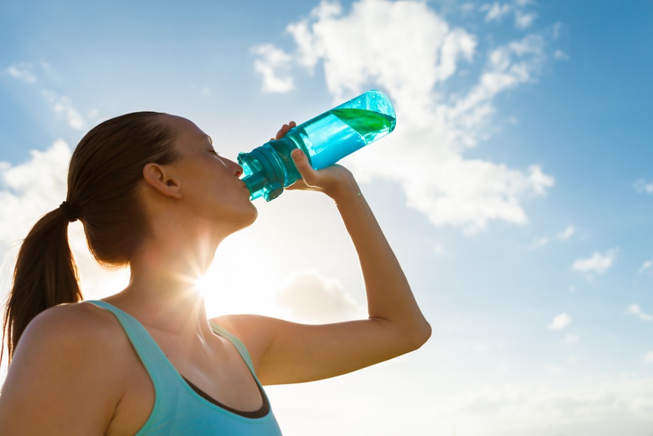 女运动员-穿蓝色衬衫- -喝水——从瓶-与-蓝色天空晴朗的天水平- 5616 x3744 -图像-文件- 519369740